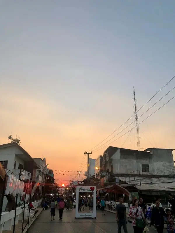 บรรยากาศถนนคนเดินไทหล่มยามค่ำคืน