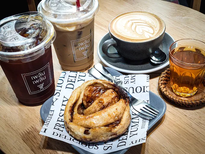 แก้วกาแฟลาเต้อาร์ตในคาเฟ่